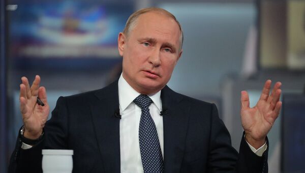 Президент РФ Владимир Путин отвечает на вопросы россиян во время ежегодной специальной программы Прямая линия с Владимиром Путиным. 7 июня 2018 Президент РФ Владимир Путин отвечает на вопросы россиян во время ежегодной специальной программы Прямая линия с Владимиром Путиным. 7 июня 2018
