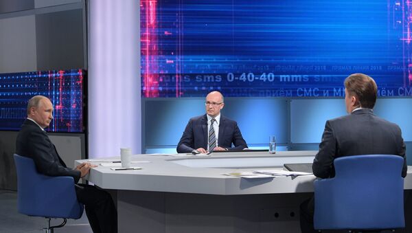 Президент РФ Владимир Путин отвечает на вопросы россиян во время ежегодной специальной программы Прямая линия с Владимиром Путиным. 7 июня 2018 Президент РФ Владимир Путин отвечает на вопросы россиян во время ежегодной специальной программы Прямая линия с Владимиром Путиным. 7 июня 2018