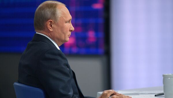 Президент РФ Владимир Путин отвечает на вопросы россиян во время ежегодной специальной программы Прямая линия с Владимиром Путиным. 7 июня 2018 Президент РФ Владимир Путин отвечает на вопросы россиян во время ежегодной специальной программы Прямая линия с Владимиром Путиным. 7 июня 2018
