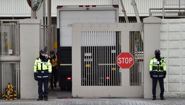 Полиция у ворот посольства США в Сеуле, Южня Корея. Архивное фото Полиция у ворот посольства США в Сеуле, Южня Корея. Архивное фото