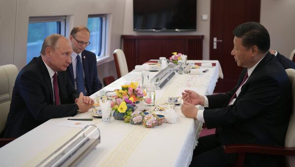 Президент РФ Владимир Путин и председатель КНР Си Цзиньпин едут на электропоезде в Тяньцзинь. 8 июня 2018 Президент РФ Владимир Путин и председатель КНР Си Цзиньпин едут на электропоезде в Тяньцзинь. 8 июня 2018