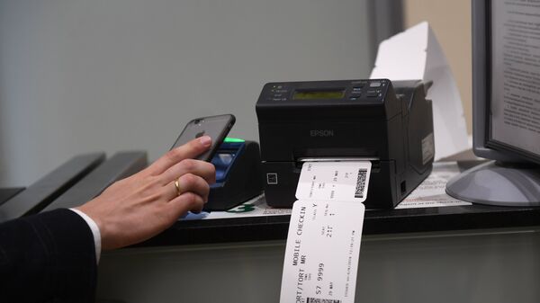 Пассажир сканирует и распечатывает посадочный талон в аэропорту Пассажир сканирует и распечатывает посадочный талон в аэропорту