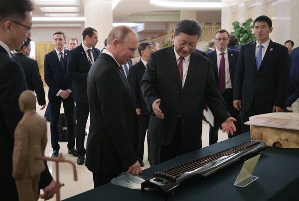 Президент РФ Владимир Путин и председатель КНР Си Цзиньпин на торжественном приеме в Тяньцзине. 8 июня 2018 Президент РФ Владимир Путин и председатель КНР Си Цзиньпин на торжественном приеме в Тяньцзине. 8 июня 2018