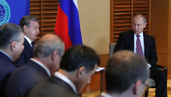 Владимир Путин и президент Республики Узбекистан Шавкат Мирзиёев во время встречи на полях саммита ШОС. 9 июня 2018 Владимир Путин и президент Республики Узбекистан Шавкат Мирзиёев во время встречи на полях саммита ШОС. 9 июня 2018