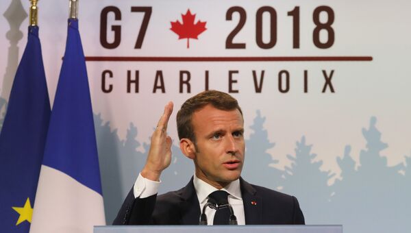 Президент Франции Эммануэль Макрон выступает на пресс-конференции по итогам саммита G7. 9 июня 2018 Президент Франции Эммануэль Макрон выступает на пресс-конференции по итогам саммита G7. 9 июня 2018