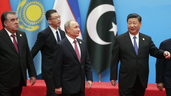 Президент РФ Владимир Путин, председатель КНР Си Цзиньпин и президент Таджикистана Эмомали Рахмон на церемонии фотографирования глав государств - членов ШОС. 10 июня 2018 Президент РФ Владимир Путин, председатель КНР Си Цзиньпин и президент Таджикистана Эмомали Рахмон на церемонии фотографирования глав государств - членов ШОС. 10 июня 2018