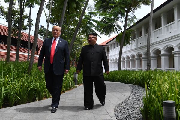 Президент США Дональд Трамп и лидер КНДР Ким Чен Ын во время прогулки у отеля Капелла в Сингапуре. 12 июня 2018 Президент США Дональд Трамп и лидер КНДР Ким Чен Ын во время прогулки у отеля Капелла в Сингапуре. 12 июня 2018