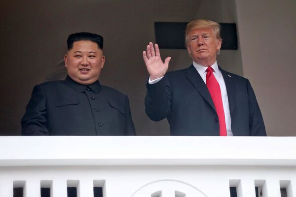 Президент США Дональд Трамп и лидер КНДР Ким Чен Ын на балконе отеля Капелла в Сингапуре. 12 июня 2018 Президент США Дональд Трамп и лидер КНДР Ким Чен Ын на балконе отеля Капелла в Сингапуре. 12 июня 2018