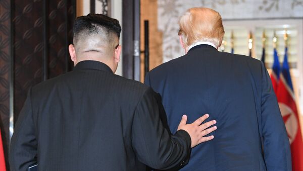 Лидер КНДР Ким Чен Ын и президент США Дональд Трамп после подписания документов по итогам встречи в Сингапуре. 12 июня 2018 Лидер КНДР Ким Чен Ын и президент США Дональд Трамп после подписания документов по итогам встречи в Сингапуре. 12 июня 2018