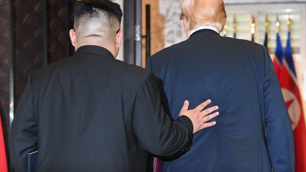 Лидер КНДР Ким Чен Ын и президент США Дональд Трамп после подписания документов по итогам встречи в Сингапуре. 12 июня 2018 Лидер КНДР Ким Чен Ын и президент США Дональд Трамп после подписания документов по итогам встречи в Сингапуре. 12 июня 2018