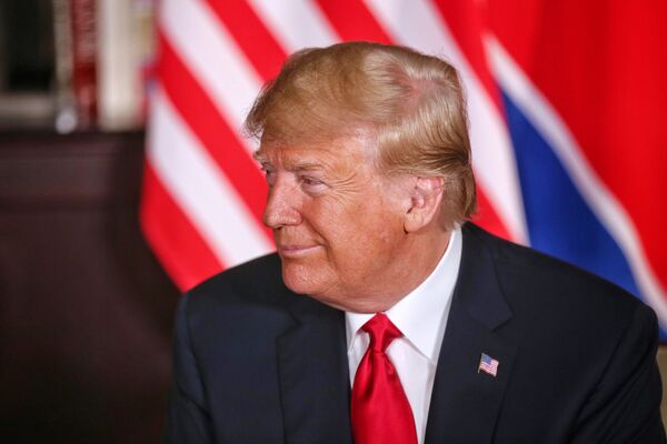 Президент США Дональд Трамп во время встречи с лидером КНДР Ким Чен Ыном в Сингапуре. 12 июня 2018 Президент США Дональд Трамп во время встречи с лидером КНДР Ким Чен Ыном в Сингапуре. 12 июня 2018
