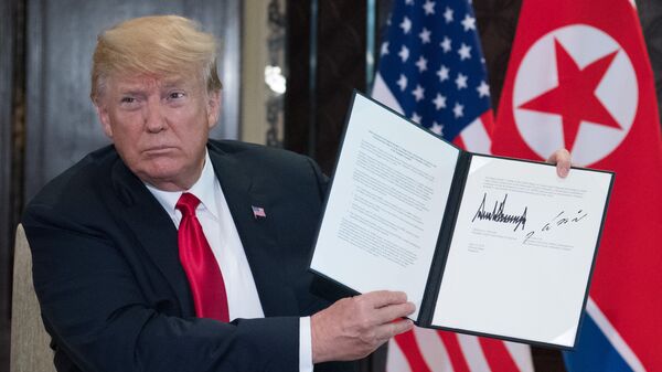 Президент США Дональд Трамп с подписанным совместно с лидером КНДР Ким Чен Ыном документом по итогам встречи в Сингапуре. 12 июня 2018 Президент США Дональд Трамп с подписанным совместно с лидером КНДР Ким Чен Ыном документом по итогам встречи в Сингапуре. 12 июня 2018