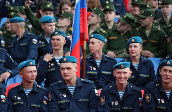 Военнослужащие на Красной площади перед началом праздничного концерта, посвященного Дню России. 12 июня 2018 Военнослужащие на Красной площади перед началом праздничного концерта, посвященного Дню России. 12 июня 2018