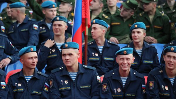 Военнослужащие на Красной площади перед началом праздничного концерта, посвященного Дню России. 12 июня 2018 Военнослужащие на Красной площади перед началом праздничного концерта, посвященного Дню России. 12 июня 2018