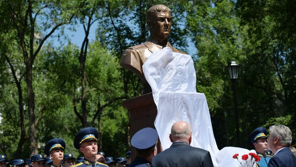 Церемония открытия памятного бюста погибшему в Сирии летчику Роману Филипову у школы №85 в Воронеже, в которой он учился. 15 июня 2018 Церемония открытия памятного бюста погибшему в Сирии летчику Роману Филипову у школы №85 в Воронеже, в которой он учился. 15 июня 2018