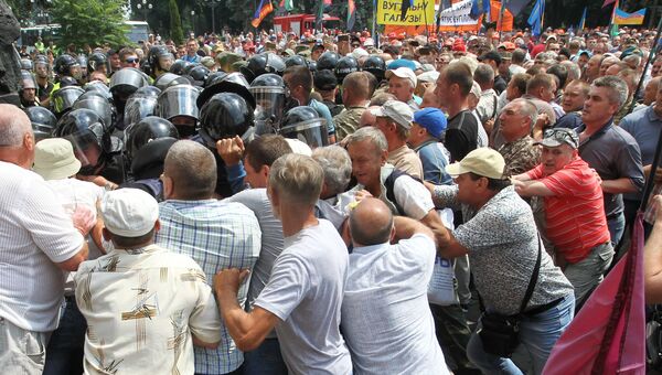 Столкновения митингующих с полицией у здания Рады Украины в Киеве. 19 июня 2018 Столкновения митингующих с полицией у здания Рады Украины в Киеве. 19 июня 2018