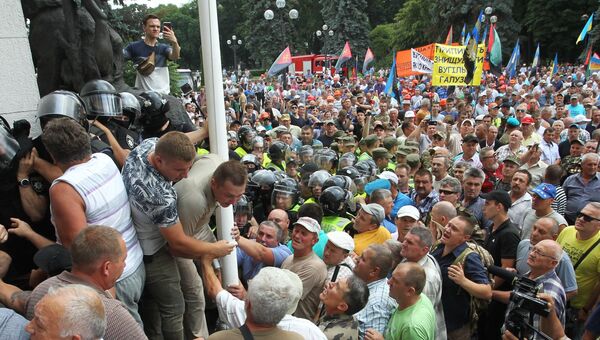 Столкновения митингующих с полицией у здания Рады Украины в Киеве. 19 июня 2018 Столкновения митингующих с полицией у здания Рады Украины в Киеве. 19 июня 2018