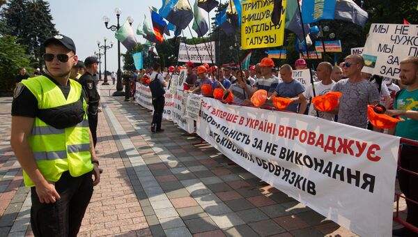 Шахтеры на акции протеста у здания Рады Украины в Киеве. 19 июня 2018 Шахтеры на акции протеста у здания Рады Украины в Киеве. 19 июня 2018