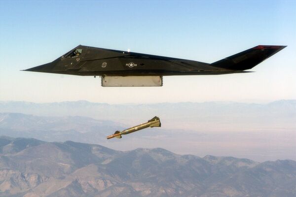 Американский бомбардировщик-невидимка F-117 Американский бомбардировщик-невидимка F-117