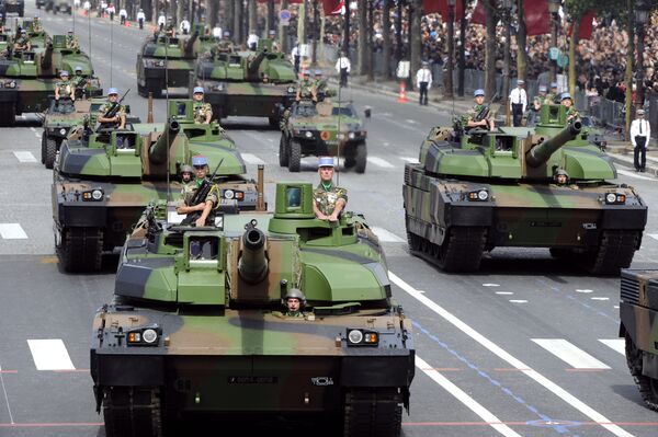 Французский танки AMX-56 Leclerc на параде в День взятия Бастилии на Елисейских полях в Париже Французский танки AMX-56 Leclerc на параде в День взятия Бастилии на Елисейских полях в Париже