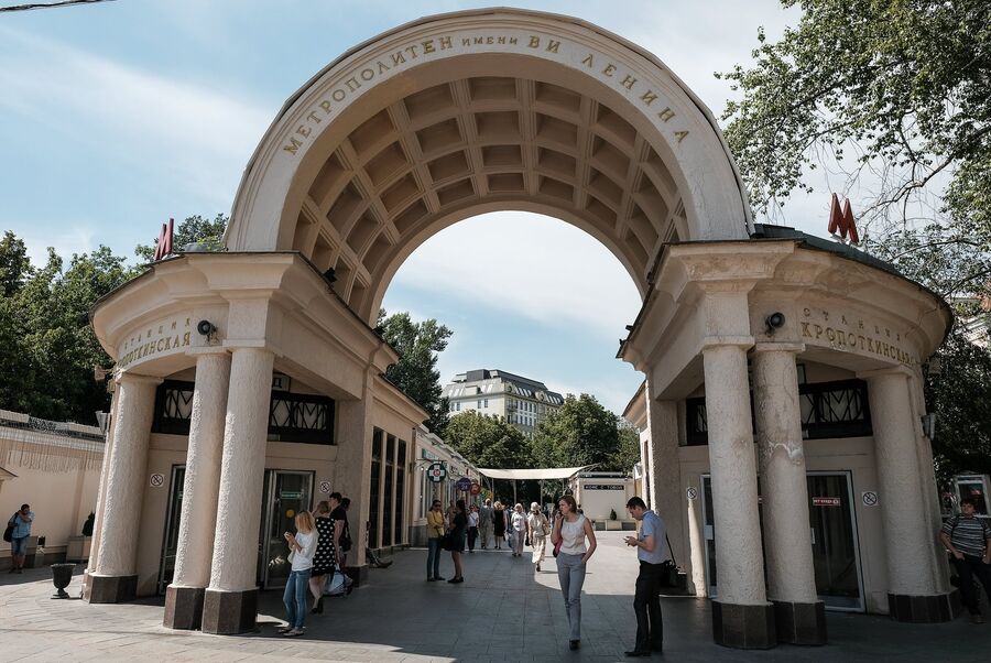 Прохожие возле станции метро Кропоткинская в Москве Прохожие возле станции метро Кропоткинская в Москве