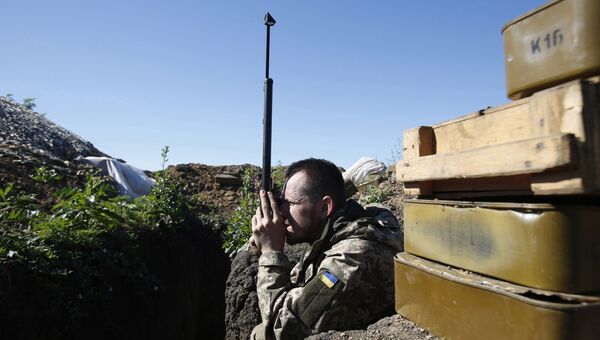 Украинский военный на позиции в районе Мариуполя. Архивное фото Украинский военный на позиции в районе Мариуполя. Архивное фото