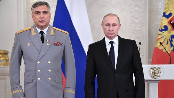 Президент РФ Владимир Путин и генерал-майор Александр Матовников. Архивное фото Президент РФ Владимир Путин и генерал-майор Александр Матовников. Архивное фото