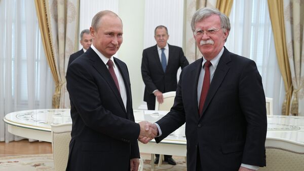 Президент РФ Владимир Путин и советник президента США по вопросам национальной безопасности Джон Болтон. 27 июня 2018 Президент РФ Владимир Путин и советник президента США по вопросам национальной безопасности Джон Болтон. 27 июня 2018