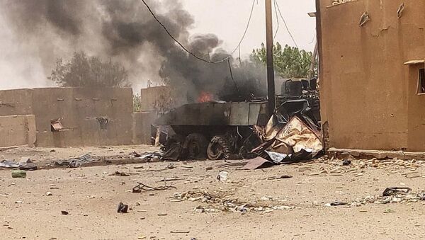 Бронированная машина дымится после взрыва в Гао, северо-западный Мали. 1 июля 2018 Бронированная машина дымится после взрыва в Гао, северо-западный Мали. 1 июля 2018