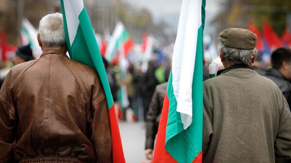 Мужчины с флагами Болгарии во время митинга в Софии Мужчины с флагами Болгарии во время митинга в Софии