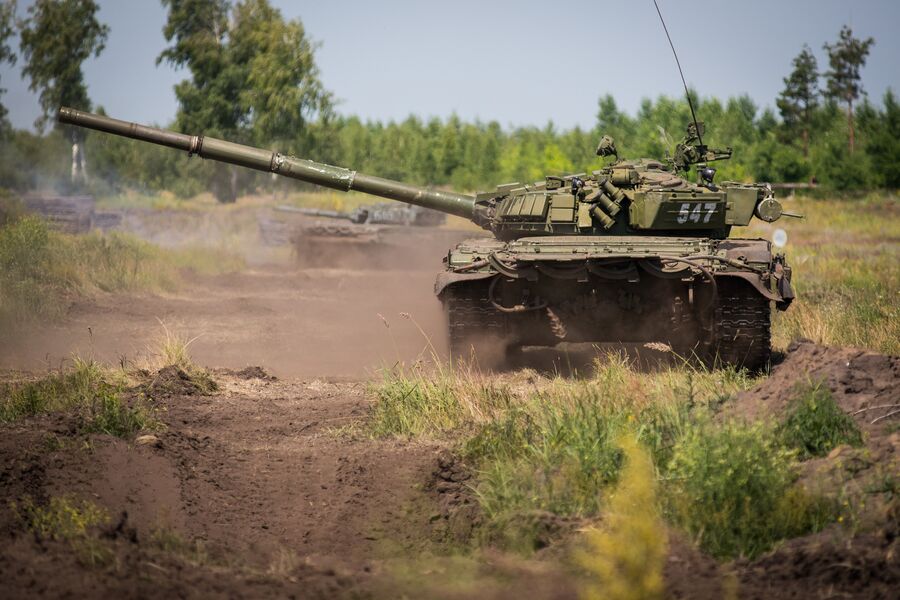 Основной боевой танк Т-72Б1 на полигоне Погоново в Воронежской области Основной боевой танк Т-72Б1 на полигоне Погоново в Воронежской области