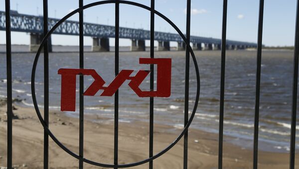 Логотип РЖД на фоне железнодорожного моста Логотип РЖД на фоне железнодорожного моста