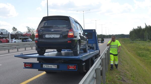 Эвакуация сломанного автомобиля на трассе М-11 Эвакуация сломанного автомобиля на трассе М-11