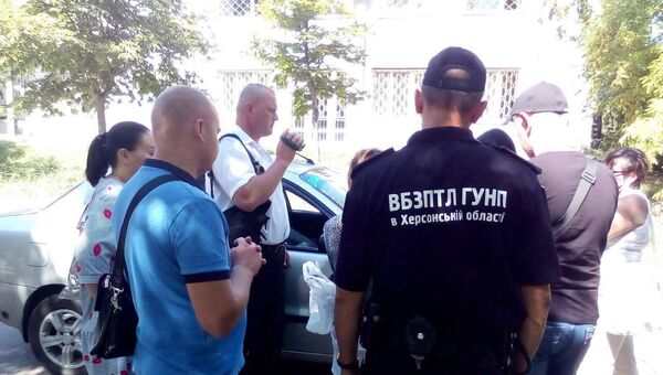 Задержание женщины в Херсонской области Украины, пытавшейся продать сына. 4 июля 2018 Задержание женщины в Херсонской области Украины, пытавшейся продать сына. 4 июля 2018