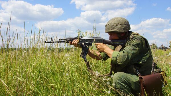 Сотрудник Народной милиции ЛНР совместно с мотострелковыми отделениями на учениях по боевой подготовке Сотрудник Народной милиции ЛНР совместно с мотострелковыми отделениями на учениях по боевой подготовке