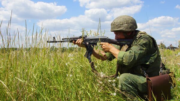 Сотрудник Народной милиции ЛНР совместно с мотострелковыми отделениями на учениях по боевой подготовке Сотрудник Народной милиции ЛНР совместно с мотострелковыми отделениями на учениях по боевой подготовке