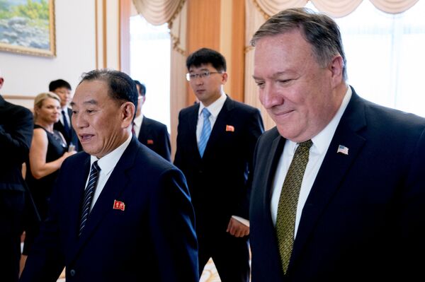 Госсекретарь США Майк Помпео и заместитель председателя ЦК Трудовой партии КНДР Ким Ён Чхоль во время встречи. 7 июля 2018 Госсекретарь США Майк Помпео и заместитель председателя ЦК Трудовой партии КНДР Ким Ён Чхоль во время встречи. 7 июля 2018