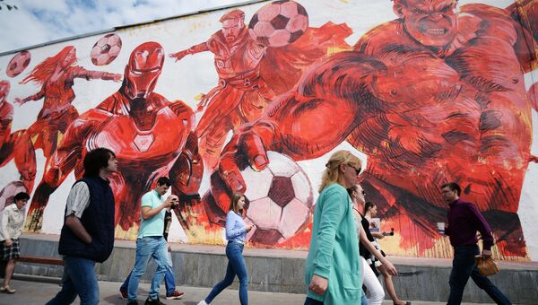 Граффити, посвященное чемпионату мира по футболу-2018, нарисованное на стене жилого дома на улице Земляной вал в Москве Граффити, посвященное чемпионату мира по футболу-2018, нарисованное на стене жилого дома на улице Земляной вал в Москве