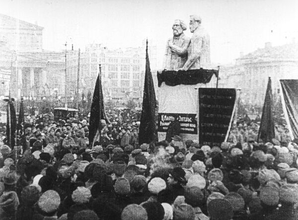 Кинокадр В.И. Ленин произносит речь на открытии временного памятника Карлу Марксу и Фридриху Энгельсу на площади Революции в день празднования первой годовщины Великой Октябрьской социалистической революции Кинокадр В.И. Ленин произносит речь на открытии временного памятника Карлу Марксу и Фридриху Энгельсу на площади Революции в день празднования первой годовщины Великой Октябрьской социалистической революции