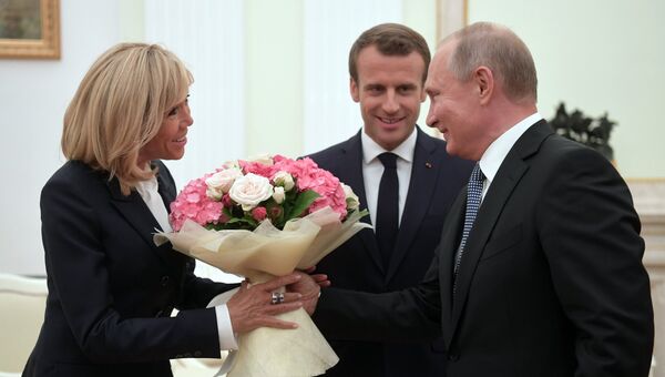Владимир Путин и президент Франции Эммануэль Макрон с супругой Брижит во время встречи. 15 июля 2018 Владимир Путин и президент Франции Эммануэль Макрон с супругой Брижит во время встречи. 15 июля 2018