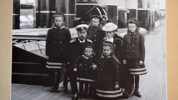 Фотография семьи Государя Императора Николая II на палубе императорской яхты Штандарт (1907 г.) в музее святой царской семьи в Екатеринбурге Фотография семьи Государя Императора Николая II на палубе императорской яхты Штандарт (1907 г.) в музее святой царской семьи в Екатеринбурге