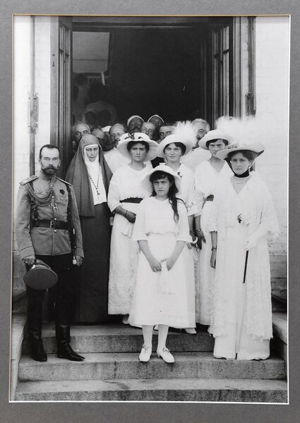 Фотография царской семьи в Музее памяти представителей Российского Императорского Дома Напольная школа в городе Алапаевске Фотография царской семьи в Музее памяти представителей Российского Императорского Дома Напольная школа в городе Алапаевске