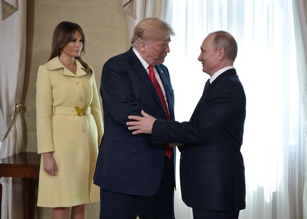 Президент РФ Владимир Путин, президент США Дональд Трамп (в центре) и его супруга Меланья во время встречи в президентском дворце в Хельсинки Президент РФ Владимир Путин, президент США Дональд Трамп (в центре) и его супруга Меланья во время встречи в президентском дворце в Хельсинки