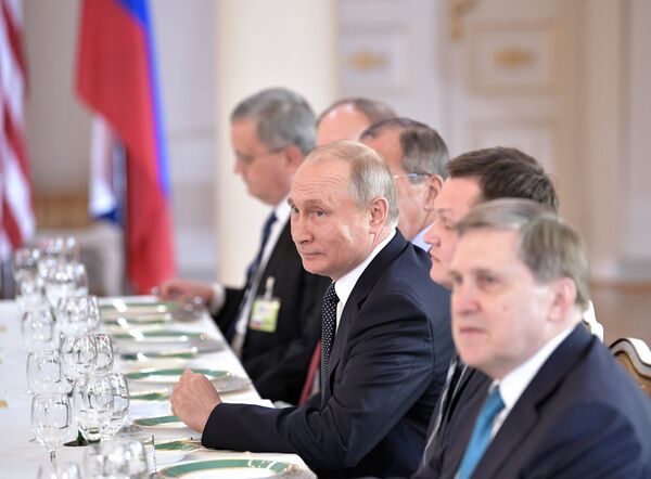 Президент РФ Владимир Путин во время российско-американских переговоров в расширенном составе в президентском дворце в Хельсинки. 16 июля 2018 Президент РФ Владимир Путин во время российско-американских переговоров в расширенном составе в президентском дворце в Хельсинки. 16 июля 2018