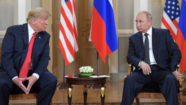 Президент РФ Владимир Путин и президент США Дональд Трамп во время встречи в президентском дворце в Хельсинки. Архивное фото Президент РФ Владимир Путин и президент США Дональд Трамп во время встречи в президентском дворце в Хельсинки. Архивное фото
