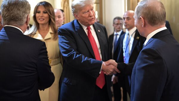 резидент РФ Владимир Путин и президент США Дональд Трамп с супругой Меланьей после совместной пресс-конференции по итогам встречи в Хельсинки. 16 июля 2018 резидент РФ Владимир Путин и президент США Дональд Трамп с супругой Меланьей после совместной пресс-конференции по итогам встречи в Хельсинки. 16 июля 2018