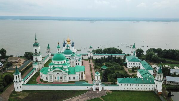Спасо-Яковлевский Дмитриев мужской монастырь в городе Ростов Великий Ярославской области. Архивное фото Спасо-Яковлевский Дмитриев мужской монастырь в городе Ростов Великий Ярославской области. Архивное фото