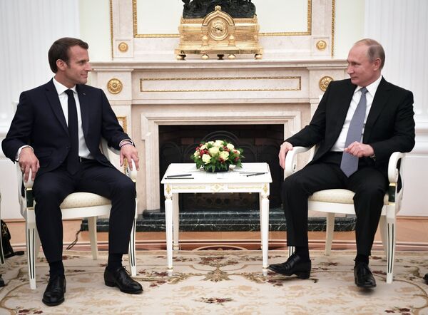 Президент РФ Владимир Путин и президент Франции Эммануэль Макрон во время встречи. 15 июля 2018 Президент РФ Владимир Путин и президент Франции Эммануэль Макрон во время встречи. 15 июля 2018