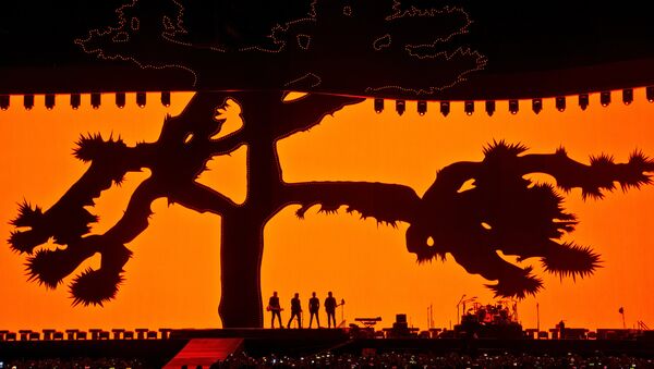 U2 выступает стадионе на Gillette в Фоксборо, США, в рамках тура Joshua Tree. 25 июня 2017 U2 выступает стадионе на Gillette в Фоксборо, США, в рамках тура Joshua Tree. 25 июня 2017