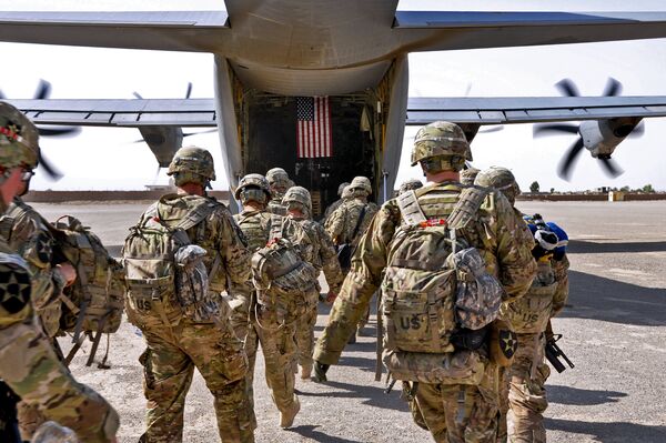 Батальон солдат США загружается в военный самолет Батальон солдат США загружается в военный самолет